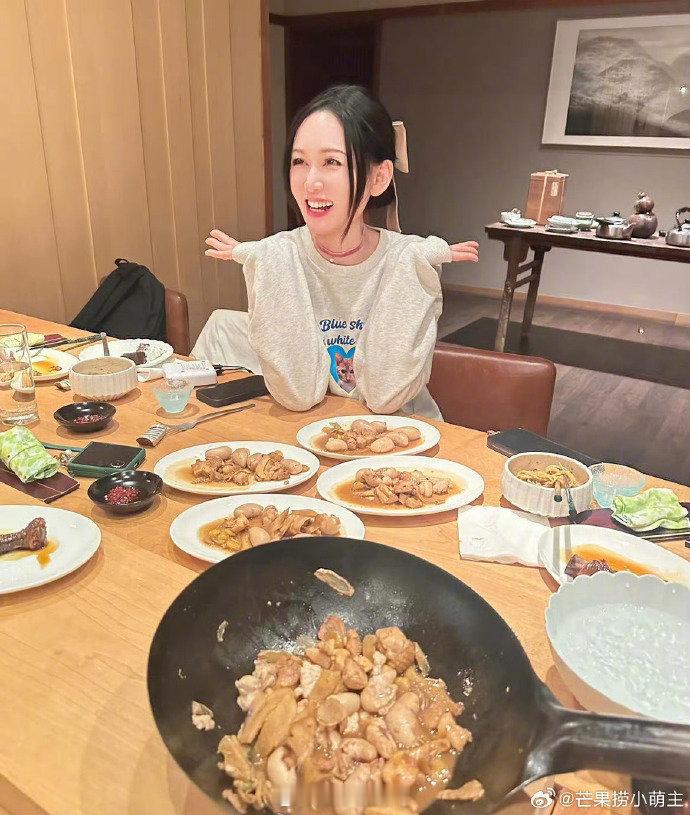 陈乔恩实现了鸡佛自由  陈乔恩ins晒一大桌菜，称自己实现了鸡佛自由，姐姐笑的好