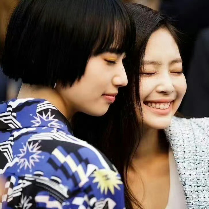 时隔多年两位美女又贴贴啦[好喜欢]Jennie小松菜奈秀场拥抱好有爱啊[打cal