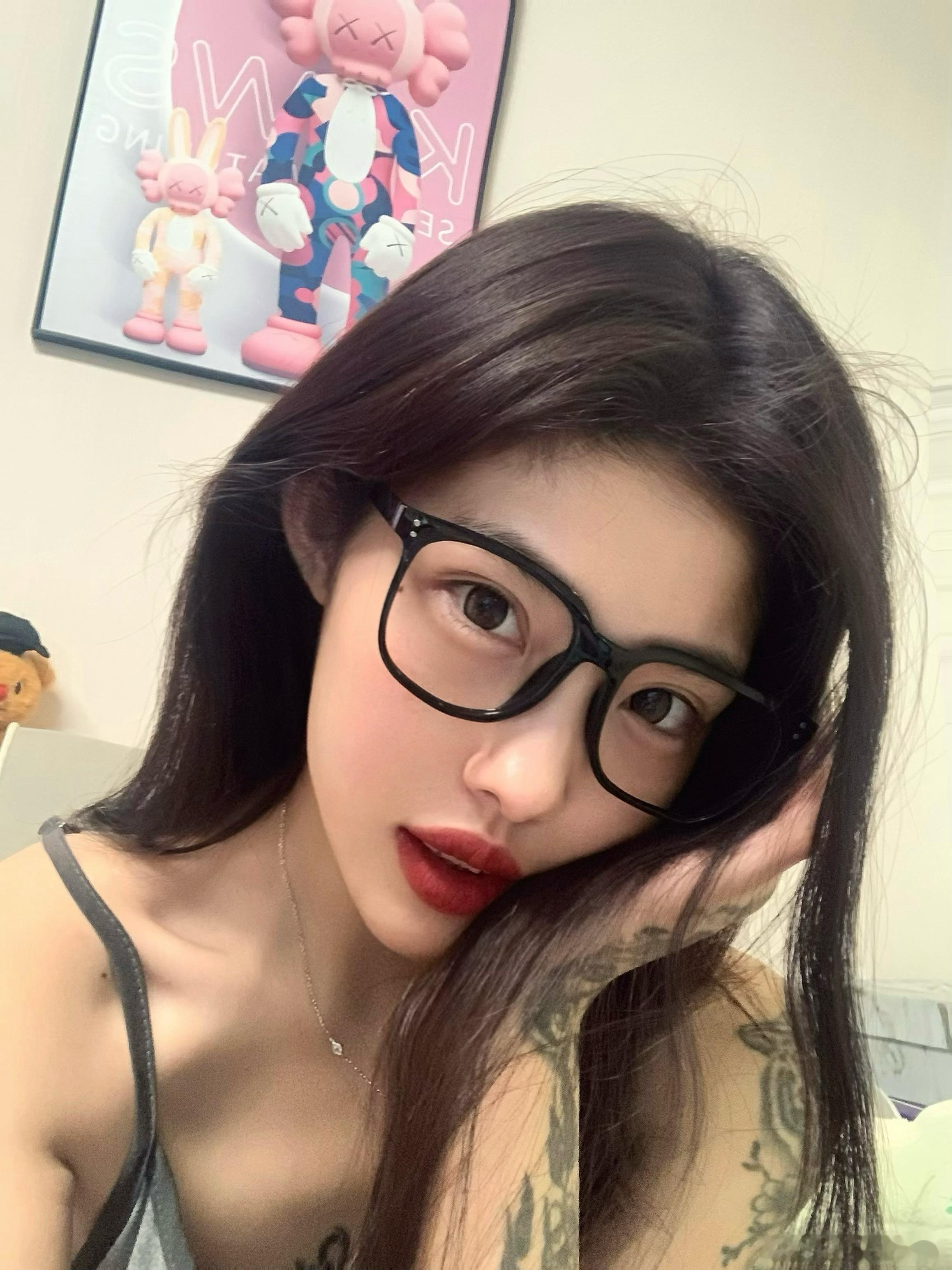 素颜红唇 