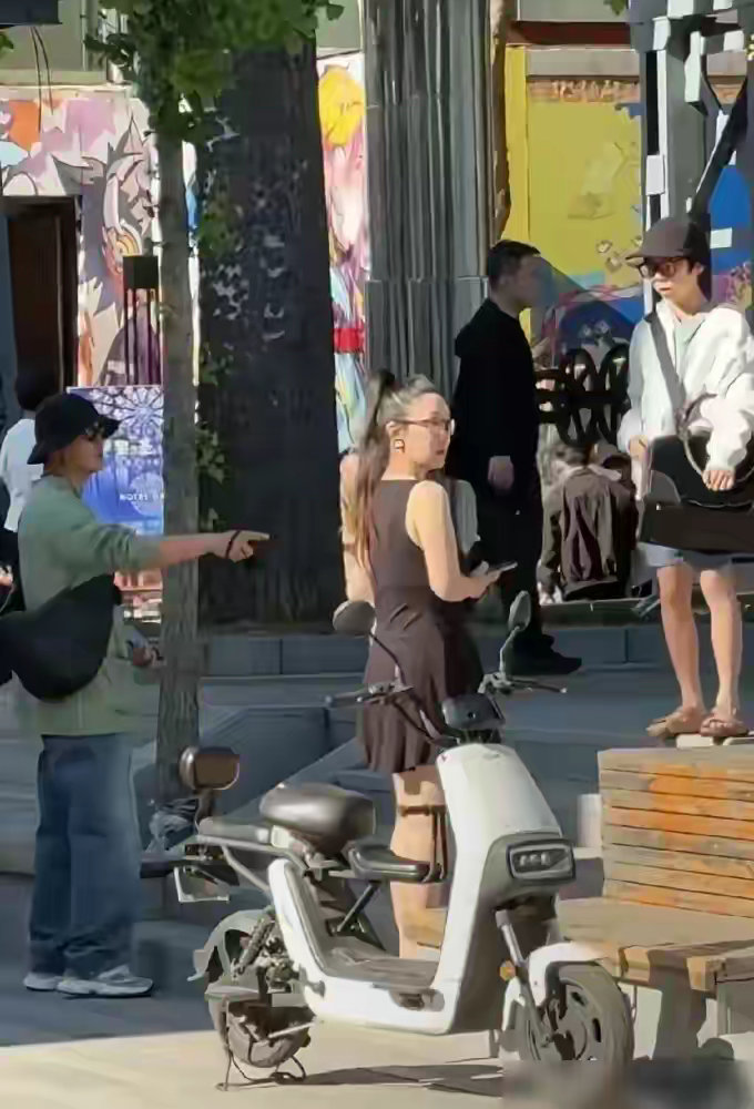 逛个街还要当摄影师+保姆，杜江这老公当得够憋屈。网友偶遇他俩带娃逛街，杜江全程扛