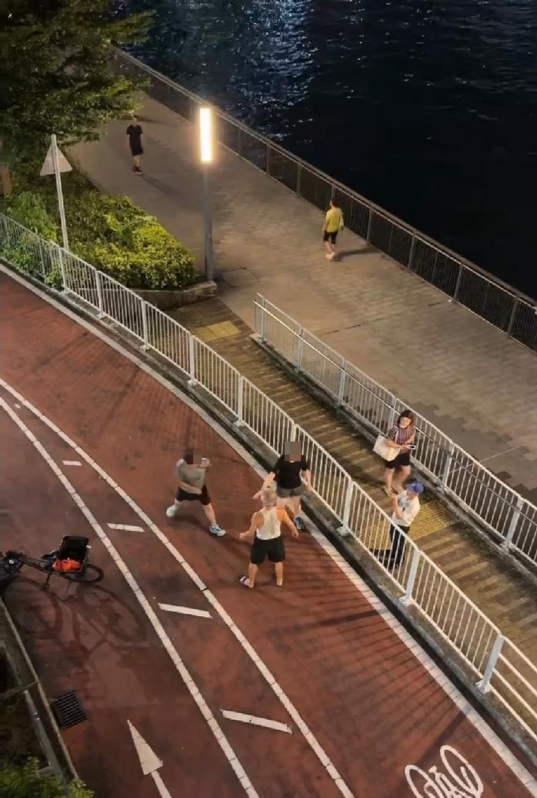 香港荃湾海滨长廊昨日（2日）有一对跑步男女与一名老翁发生争执，其间男子疑情绪激动