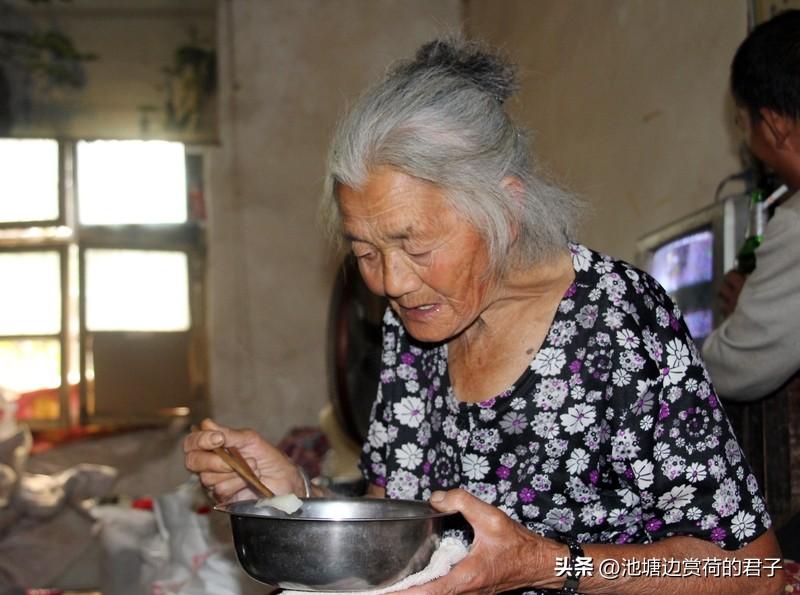 是独生子女好，还是两个孩子好，还真没个绝对答案。
独生子女家庭，资源全集中在一个