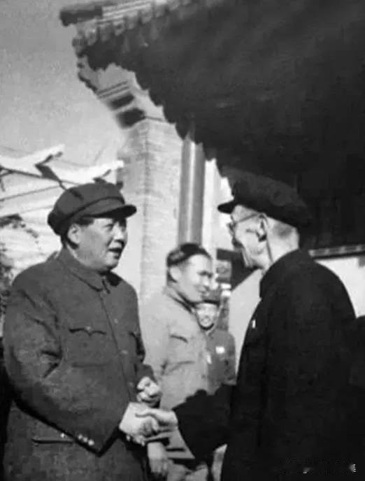 1951年10月，毛主席与山西各界人民代表会议协商委员会副主席刘少白握手交谈。刘
