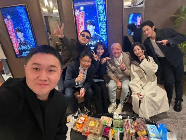 热搜炸了！姜妍晒剧组大合照，唯独不见肖战，真实原因太暖心