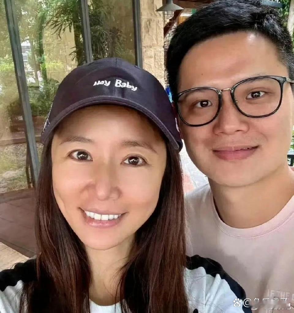 林心如与好友同框，没有美颜与滤镜的保驾护航，与大妈无异了！不过这小酒窝确实惊艳喔