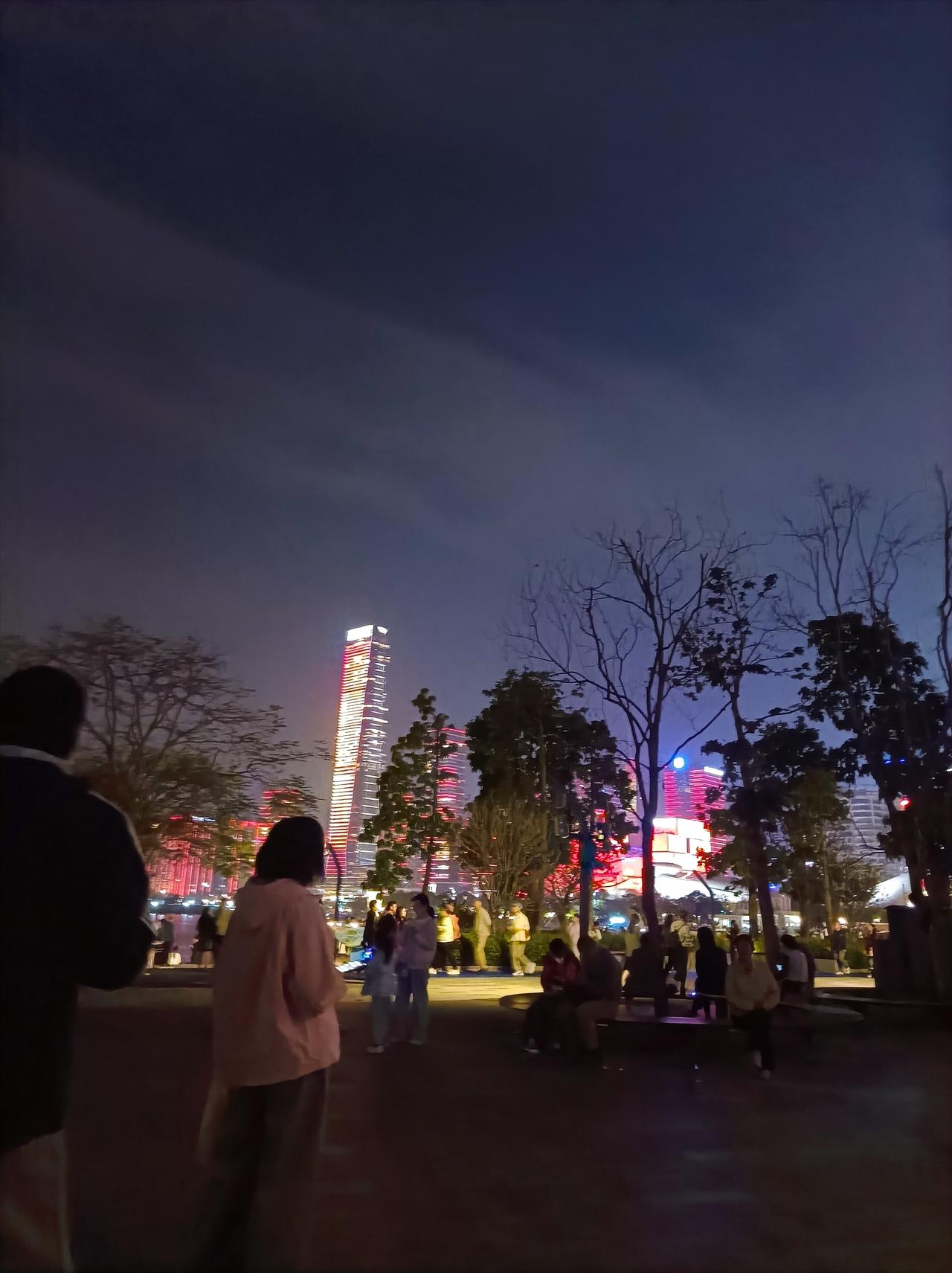 天南地北大拜年昨天晚上在深圳湾人才会园看灯光秀，真是太美了，人也好多！