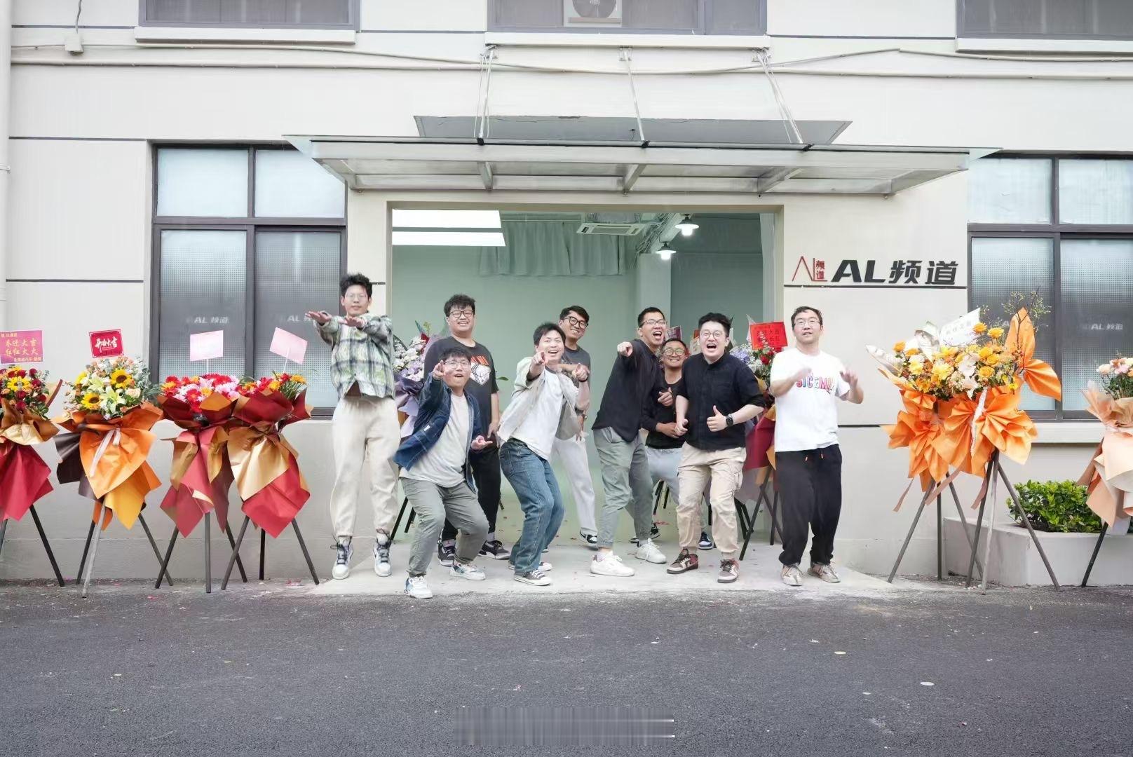 今日公司乔迁，一路走来承蒙关照，铭记在心。新的场地，新的篇章。  ​​​