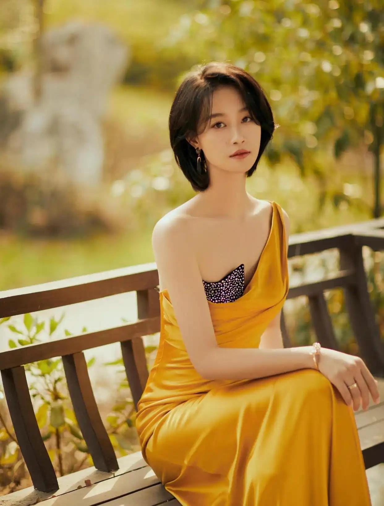 蓝盈莹的奶油黄单肩礼裙造型惊艳全网，完美融合2026春夏流行趋势——柔和的黄油色