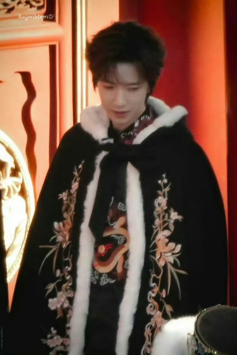 贺峻霖古装戏服路透 贺峻霖古装戏服路透来啦，贺小王爷也太帅气了吧[憧憬] 