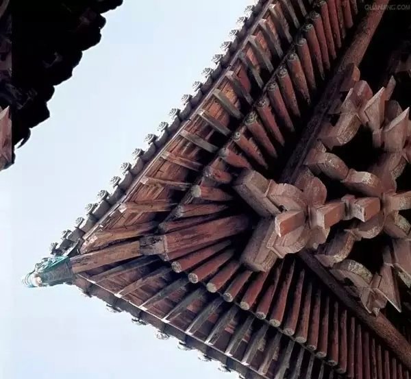 斗拱的美，是"藏"的美。它不显山露水，藏在屋檐阴影里。你站在建筑外面，看见的是舒
