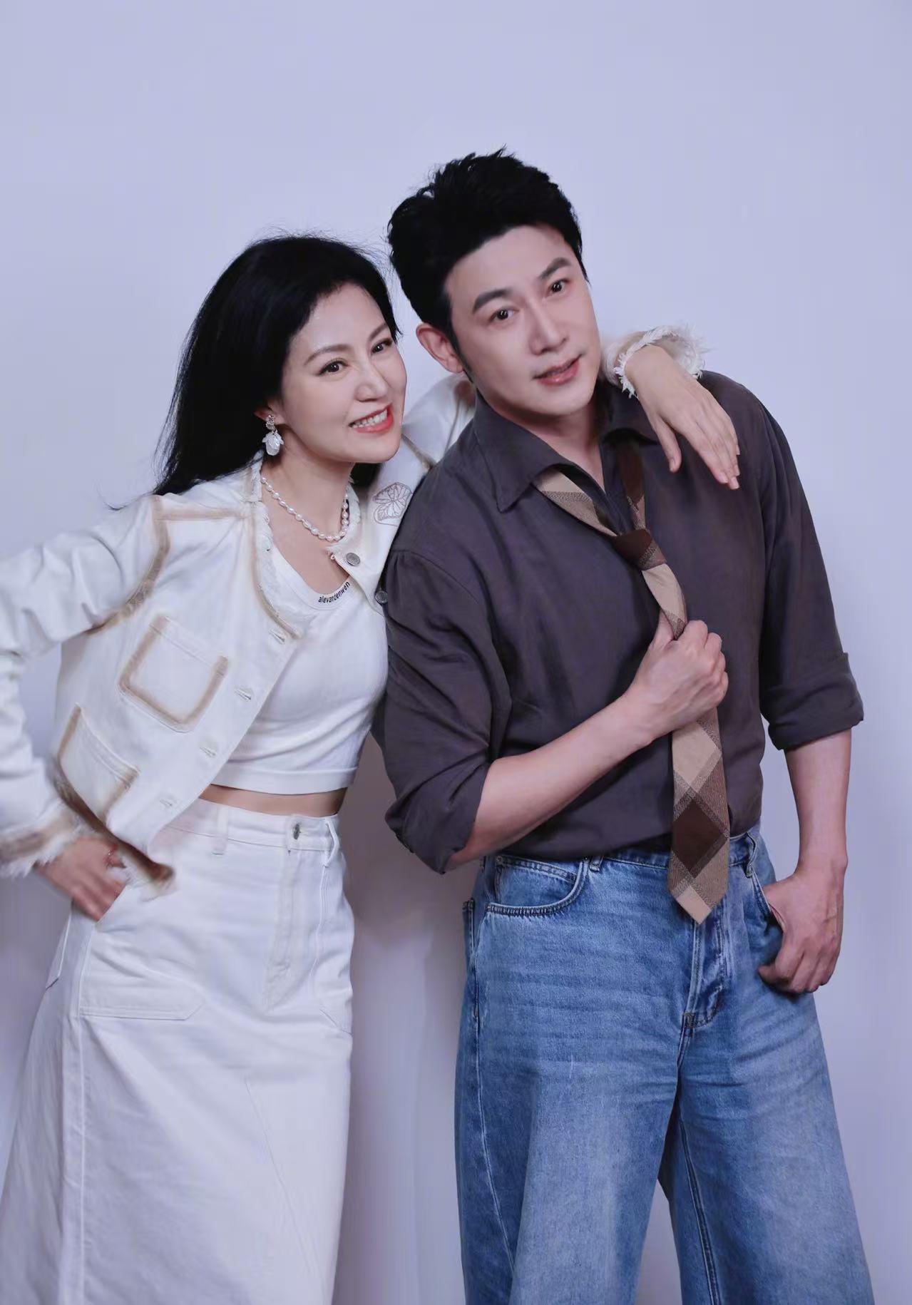 发现了一个秘密，
鲍蕾是个特别聪明的女人，
她并不只是用感情套住陆毅，
对于陆毅