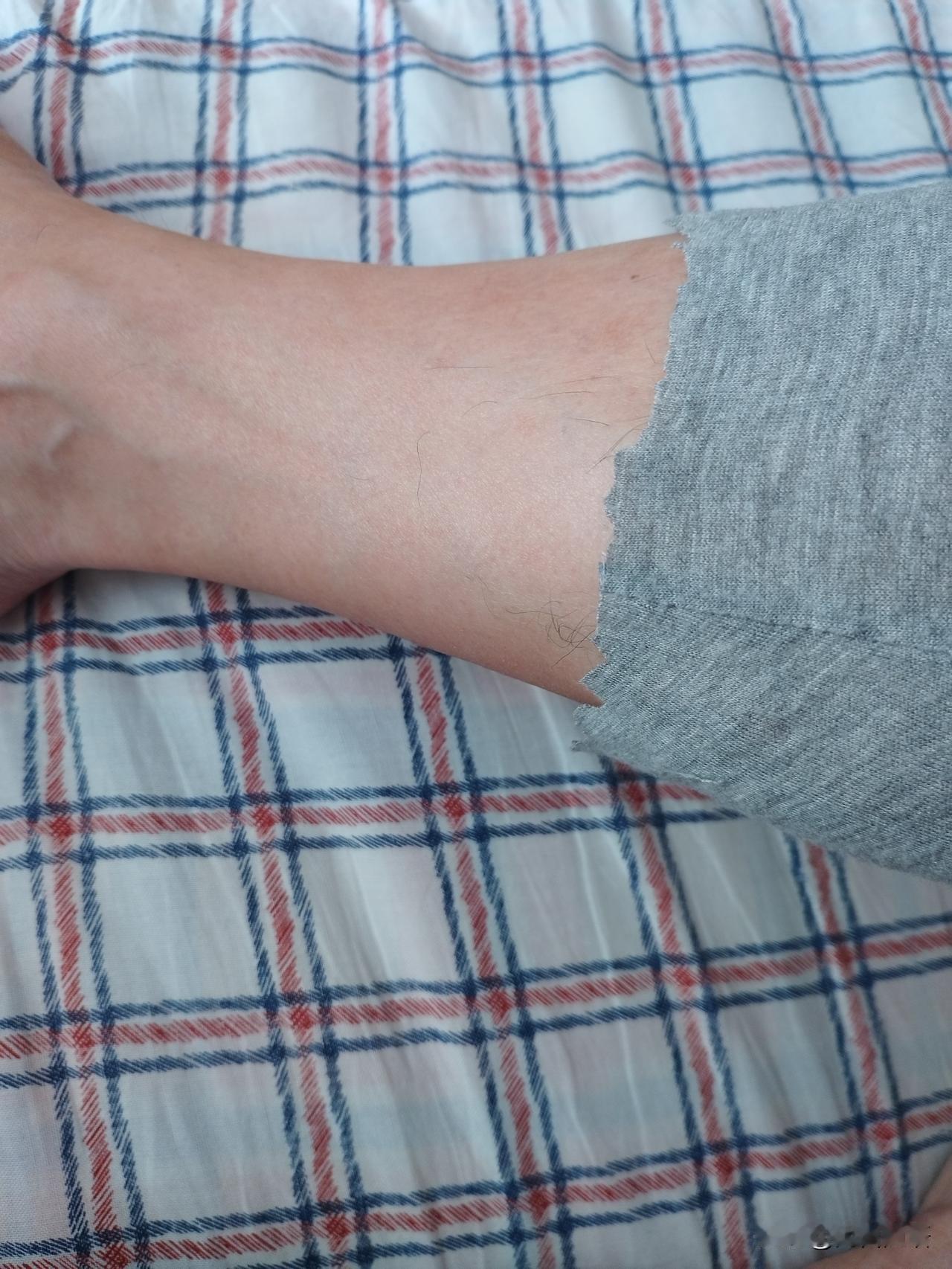 今天我做了一件蠢事，我有好几条秋裤，但最让我喜欢的一条——虽然已经拉得有点长、薄