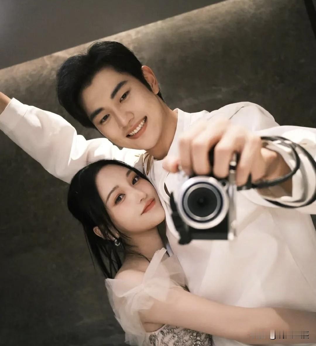 金莎的求婚新闻下，
一场关于年龄与生育的民间辩论赛火了。
当有人抛出“42岁生育