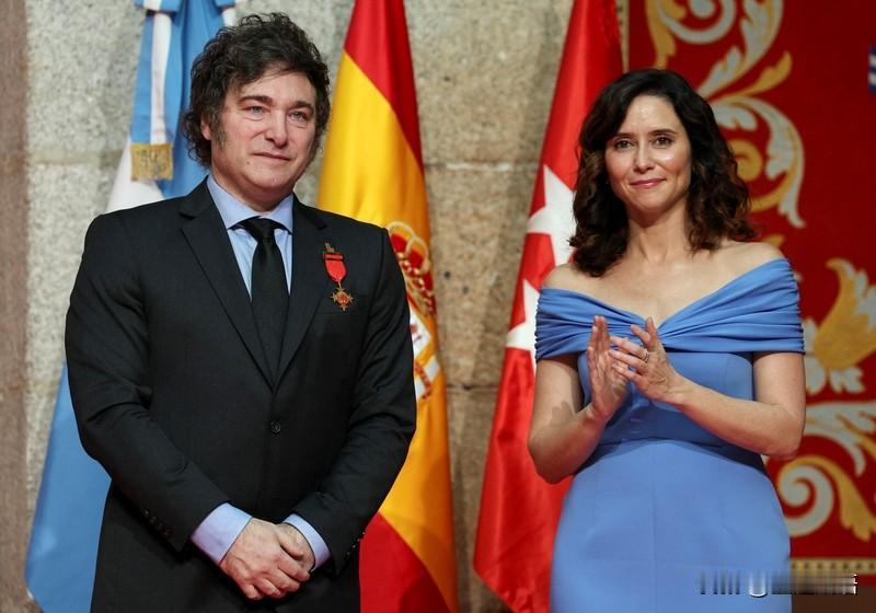 摇滚总统米莱访以太放飞！独立日庆典直接抢麦唱《自由》，安保拉都拉不住。早年玩乐队