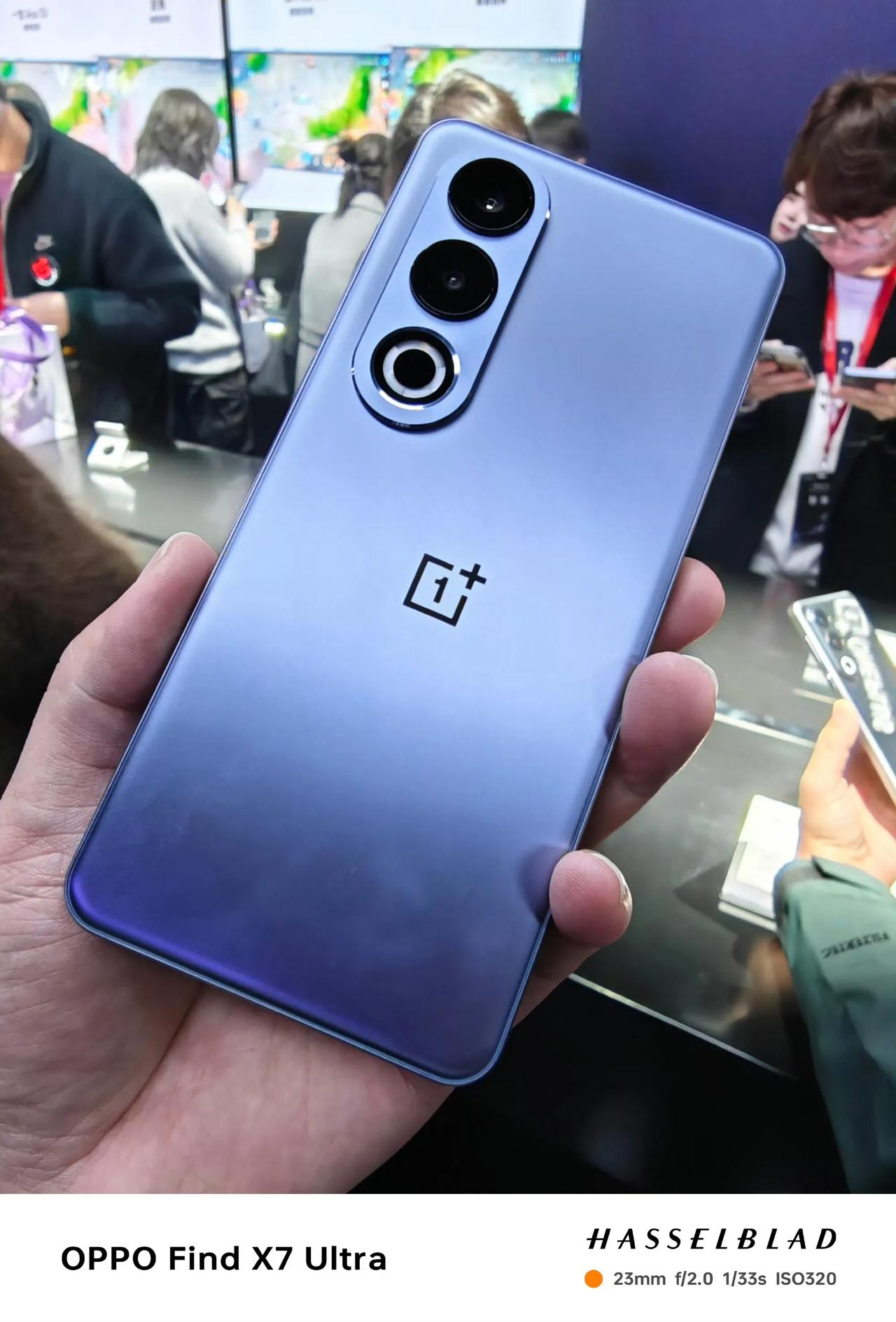 一加Ace3V的设计确实很有特点，简洁而又不失时尚感。至于颜值打分，这可是个主观