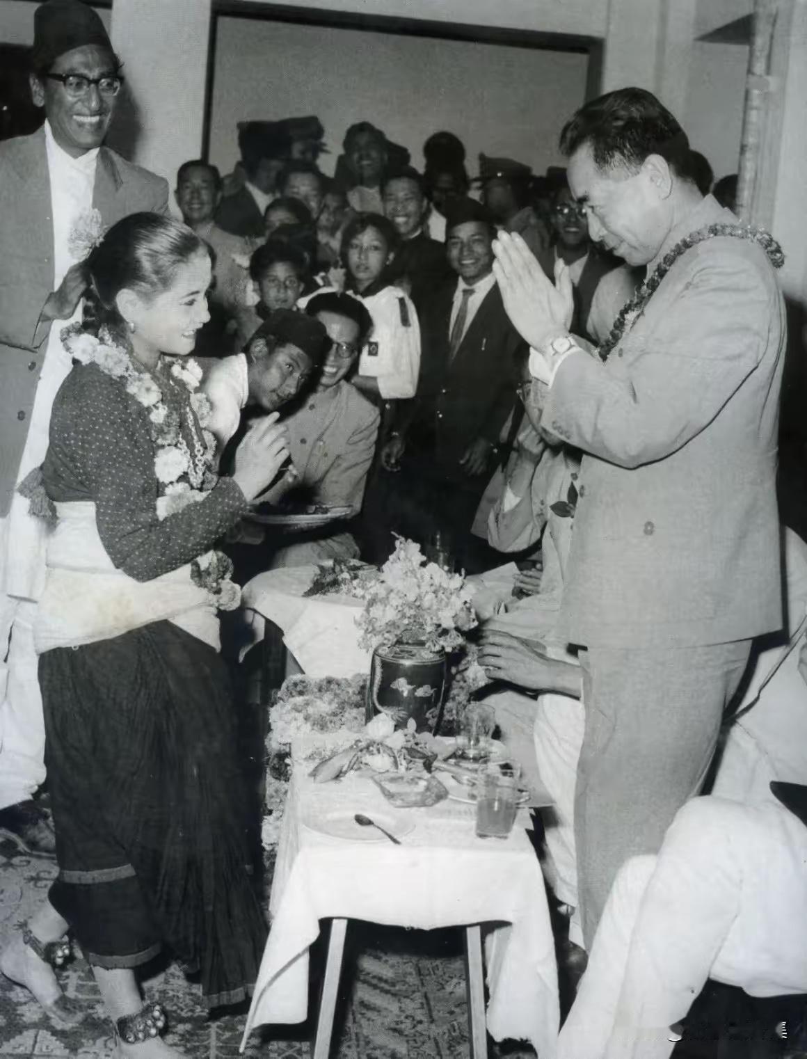 1960年4月28日，周恩来率代表团赴尼泊尔访问。

时任印度尼泊尔外交大使潘自