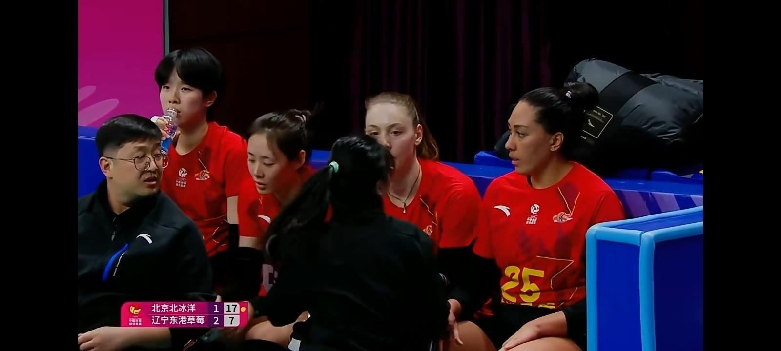 北京北冰洋女排3比2辽宁东港草莓女排，前三局都打到25分以后，辽宁女排第二局局末