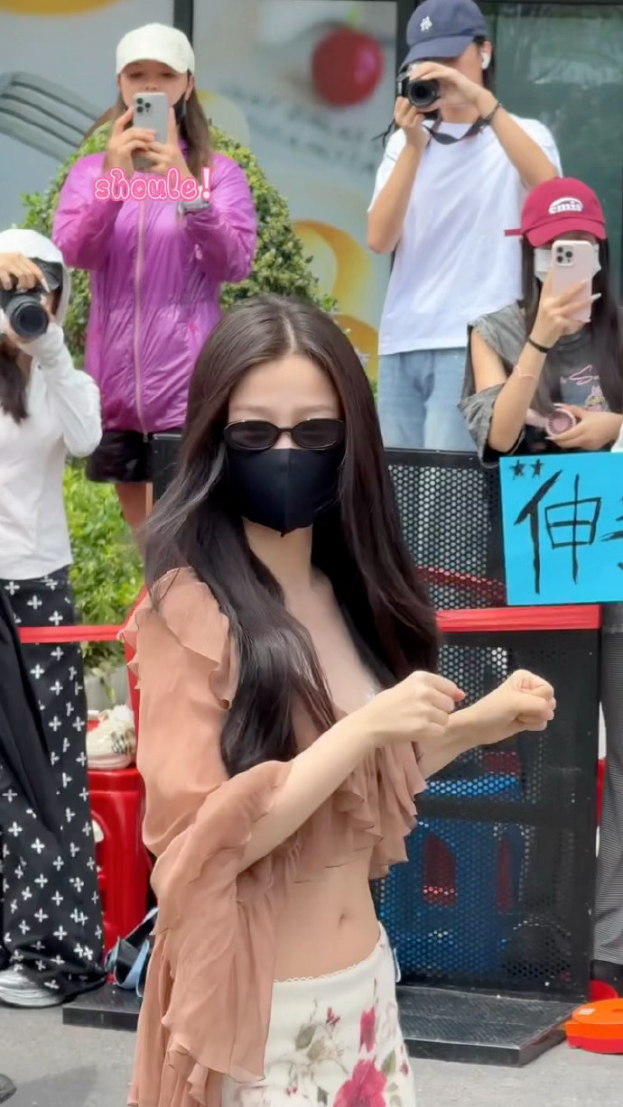 虞书欣这套“腰精辣妹风”把甜与酷平衡得恰到好处，核心就是精准拿捏腰线优势，轻松穿