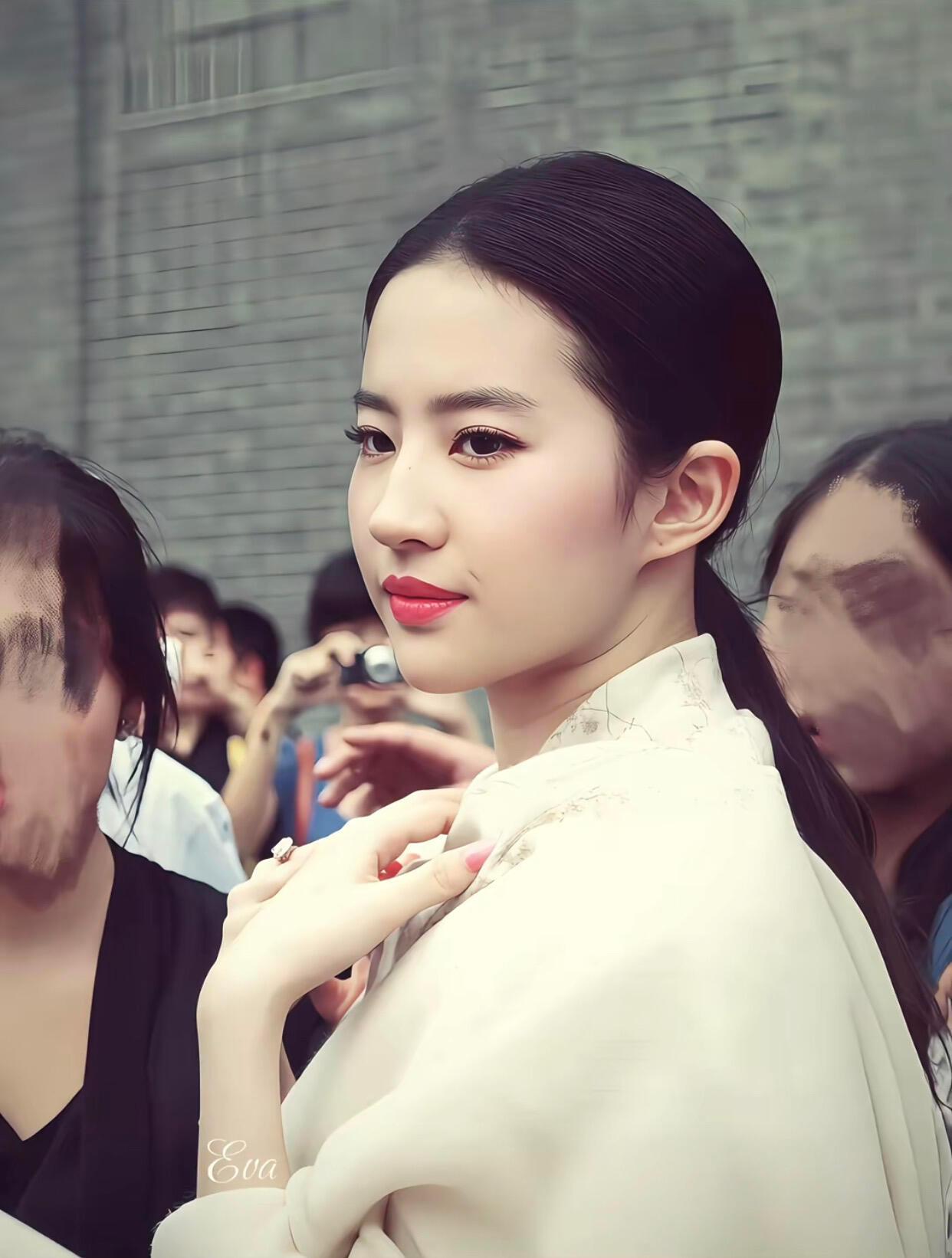 真的，每次刷到刘亦菲我都得感叹——这骨相是拿圆规比着长的吧！

你看她那鼻梁从眉