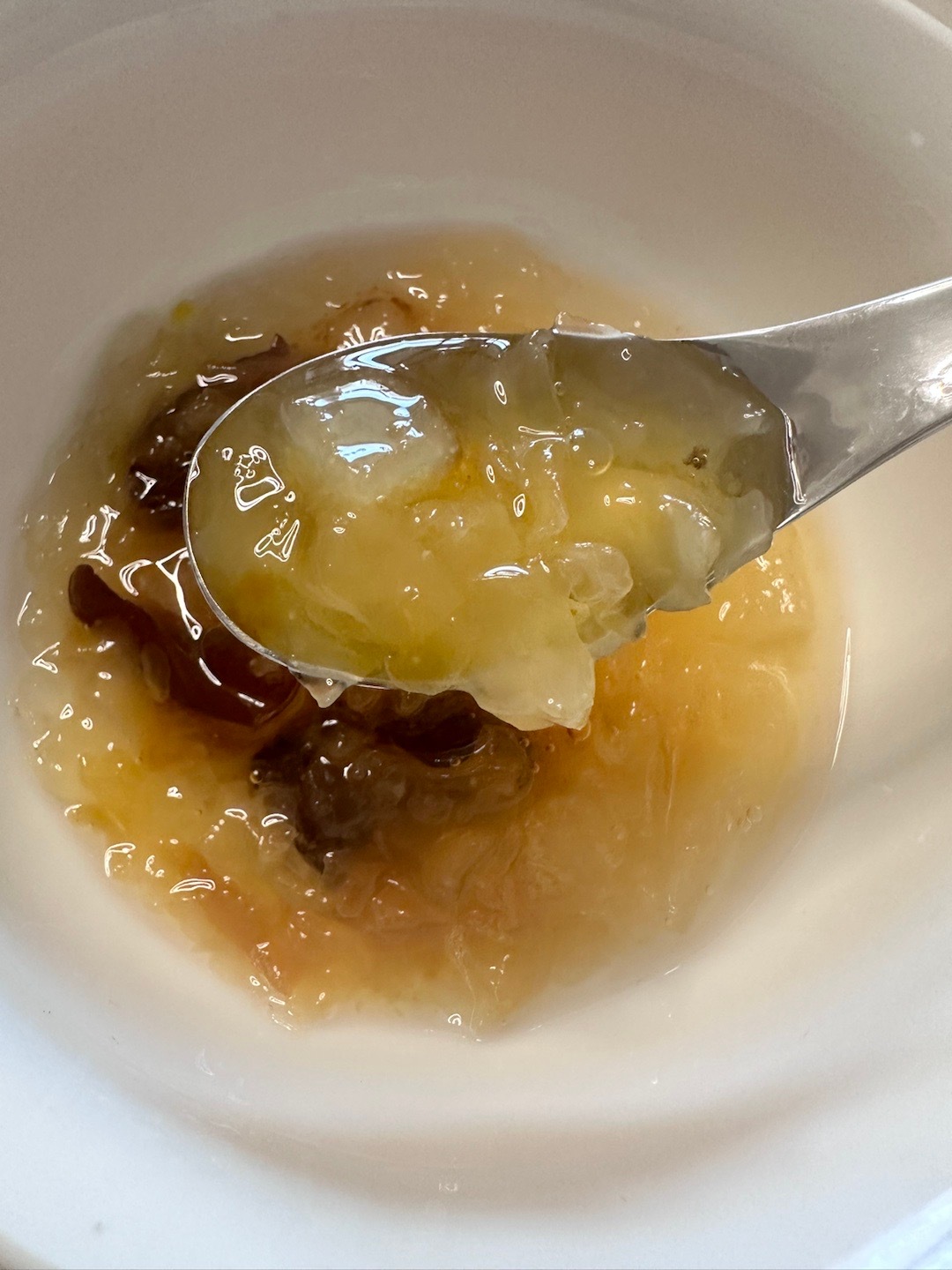 这几天阿姨一直给我熬银耳雪梨喝🍐感觉很润肺，最近一直上课讲话，喝下去很舒服～有