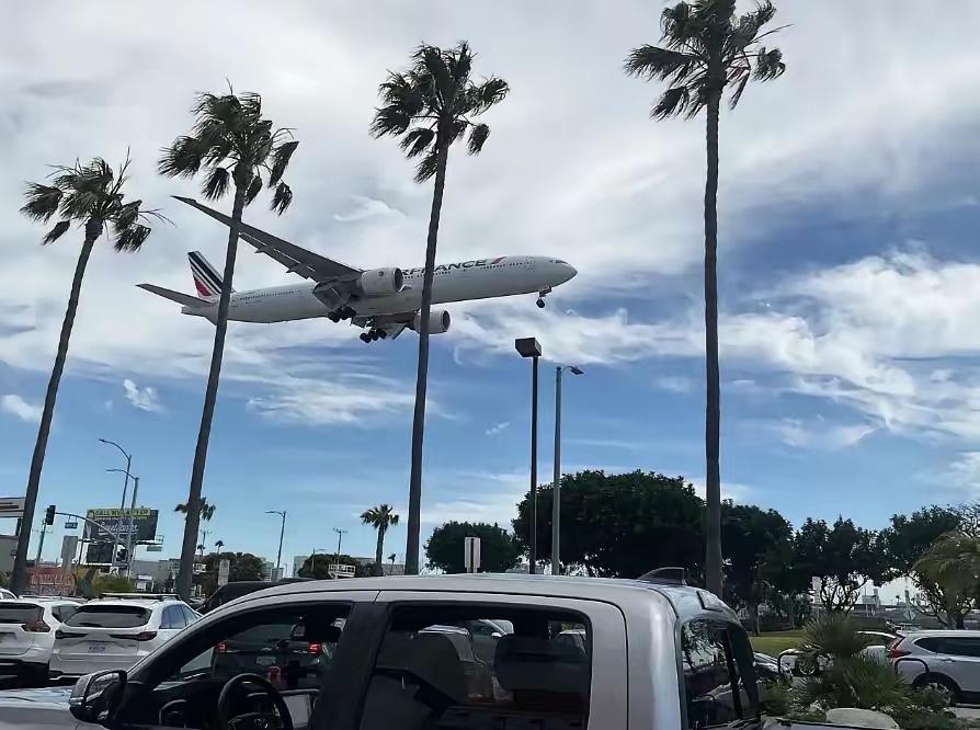 西方主要航空公司和机场正为中东地区战争升级导致的严重燃油短缺做准备。

飞机没油