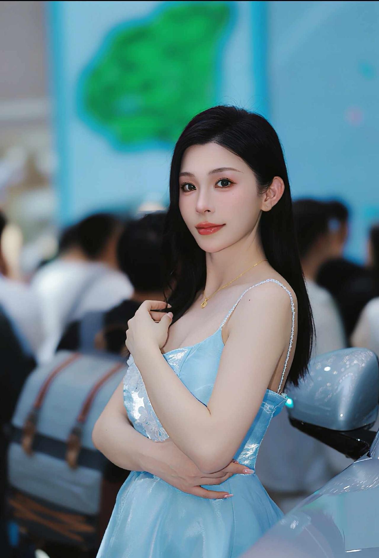 大河车展车模
大河车展打卡，今天送了两个打印出来的相纸模特 会展 车展