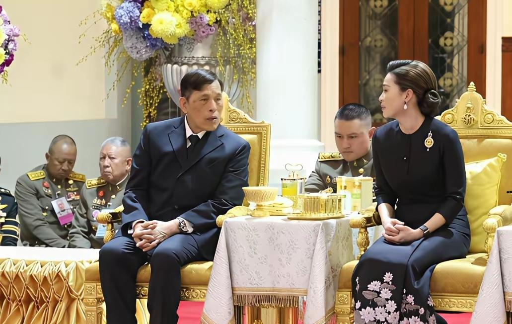 苏提达，才是那个人间清醒！
她是泰王的第四任，也是最长的一位，没有被“打入冷宫”