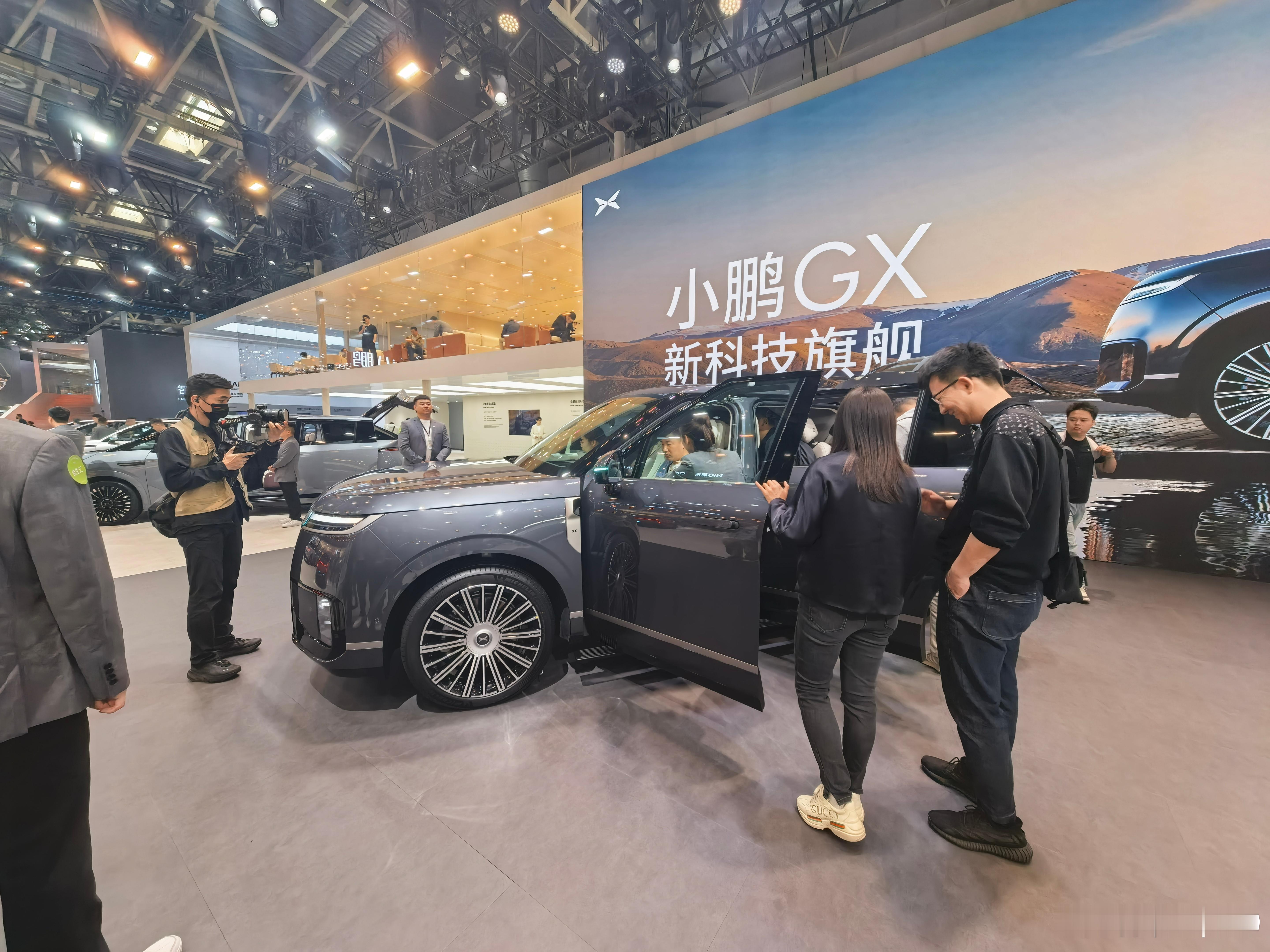 看小鹏 GX 的人还挺多 