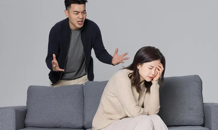 一对夫妻吵架，男人怒气冲冲地说：别忘了！是我在养你！
女人也不甘示弱的反驳：记住