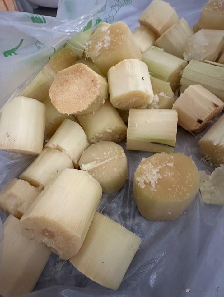 甘蔗会有科技狠活吗？
20大洋了一根红皮甘蔗，好甜啊…现在这个季节能有这么甜的甘