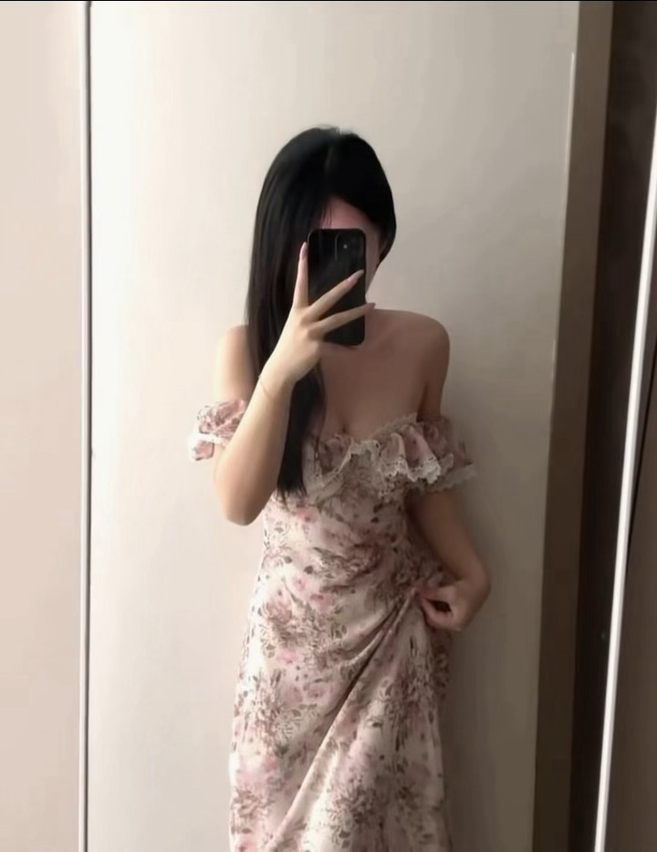 最近非常爱自己 不管素颜还是妆后经常在照镜子的时候觉得自己好看极了 ​ ​​​[