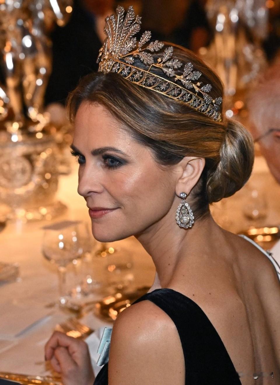 （新）玛德琳公主诺贝尔皇家晚宴更惊艳

如果说昨天的诺贝尔颁奖典礼是更优雅更“公