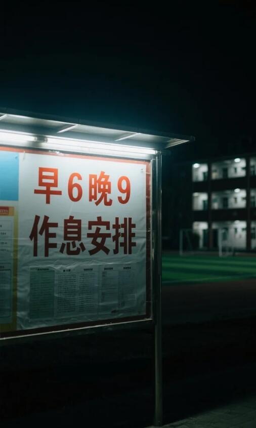 贵州铜仁学院出了件痛心事。10月1日，一名大二学生跳湖轻生，留下的遗书直指学校“