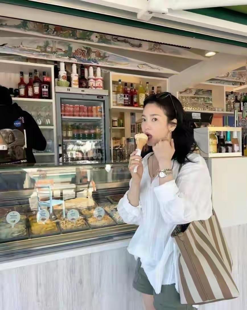 宋惠乔上半身所穿衬衫上，是一款长袖衬衫，而且采用了白色面料，极具减龄效果。这款衬