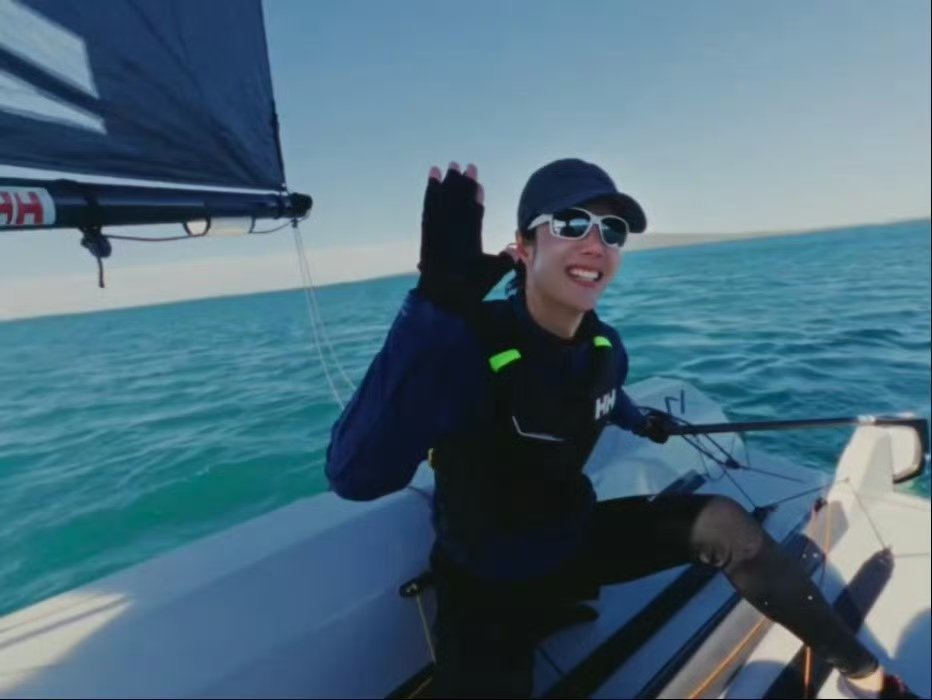 我博哥又在全英文上课呢啊啊啊那么高一个人坐在那怎么那么小啊！！！！抱走亲！！！！