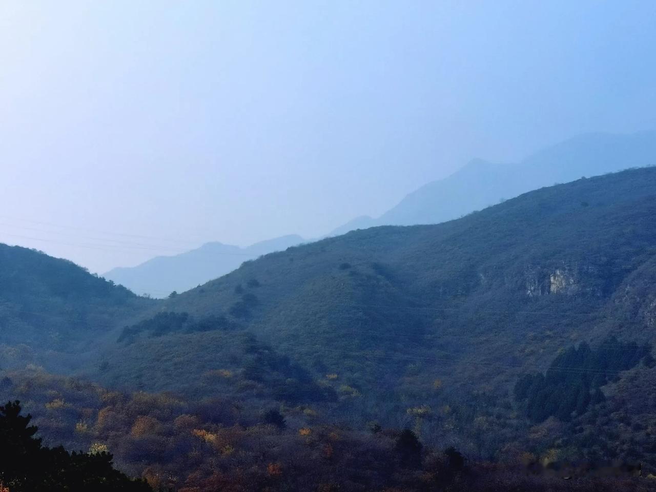 
苍茫茫的山水间，红叶随风摇曳，观赏者络绎不绝，秋天的树叶是多彩的，把最后的灿烂