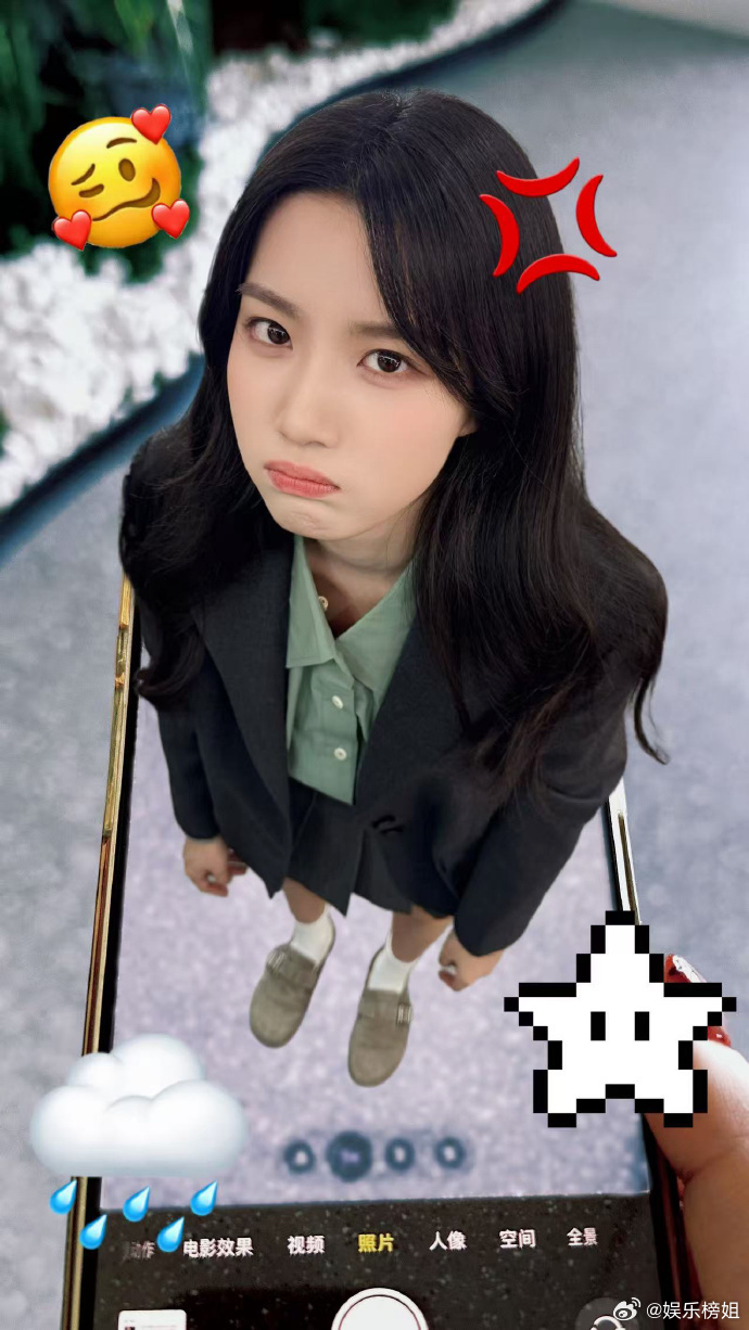 卢昱晓小手办好萌昨天卢昱晓分享《轧戏》乖乖排排站的胡羞的小手办好萌啊！ 简直是胡