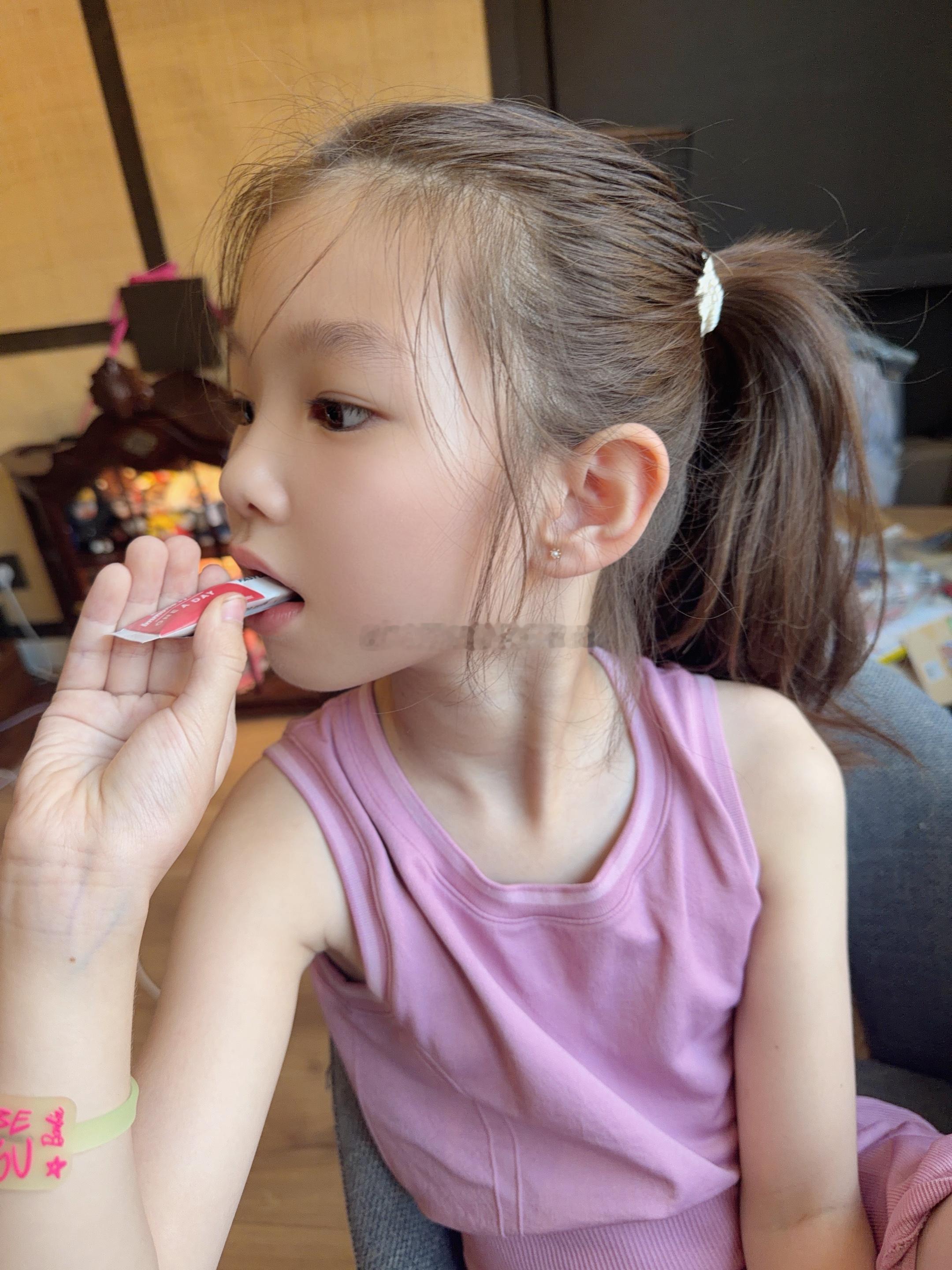 胖子估计是在找借口和弟弟们玩儿我感觉她也不难受无论如何先把益生菌给吃上 