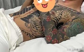 看见一个视频，在大冬天，一个孩子掉河里了非常危险，旁边人很多，虽然大家很着急，但