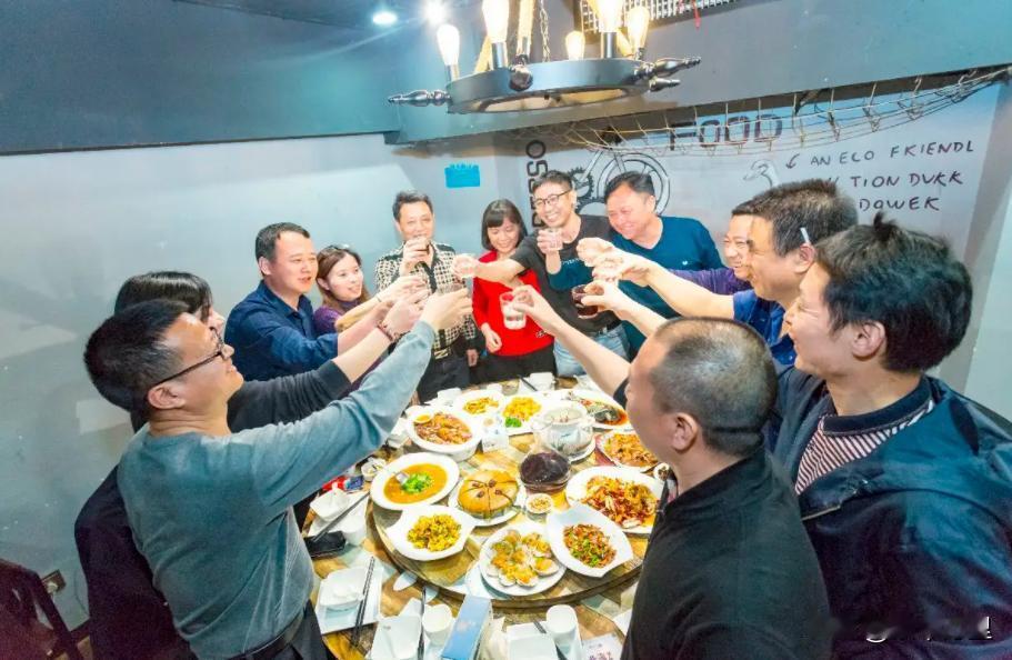 嘴上积点德吧！郑州一饭店里，20名老同学聚会，老同学还自带了几瓶白酒。没想到，菜