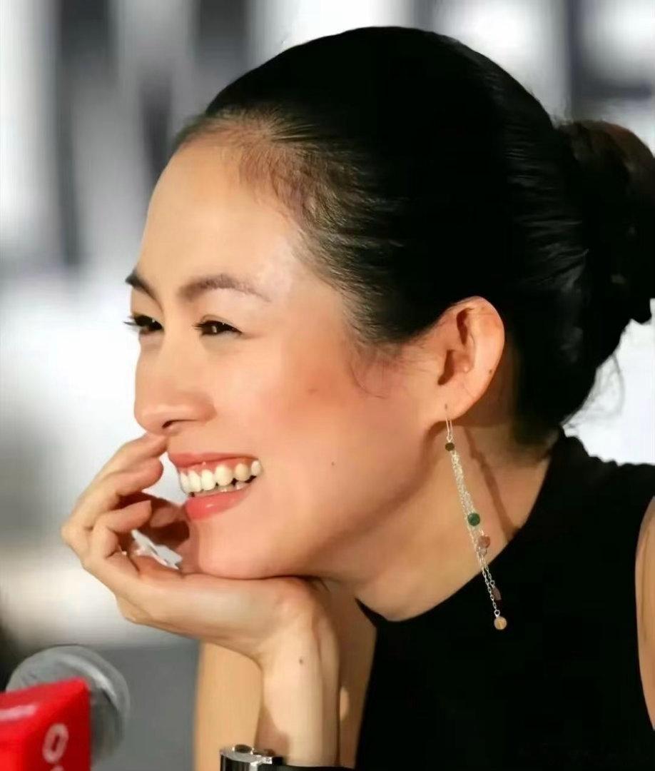 章子怡手腕上戴的手链是"刀片"吗，好奇特 