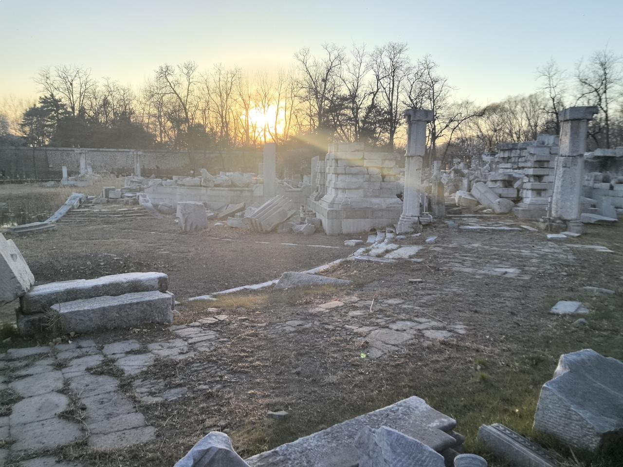 圆明园，断垣残壁。
残阳如血，悲壮沧凉，
仿佛在对世人诉说着什么……

火烧圆明