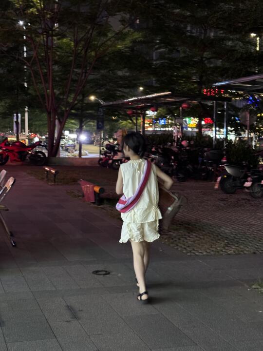 偷感很重的小孩👧