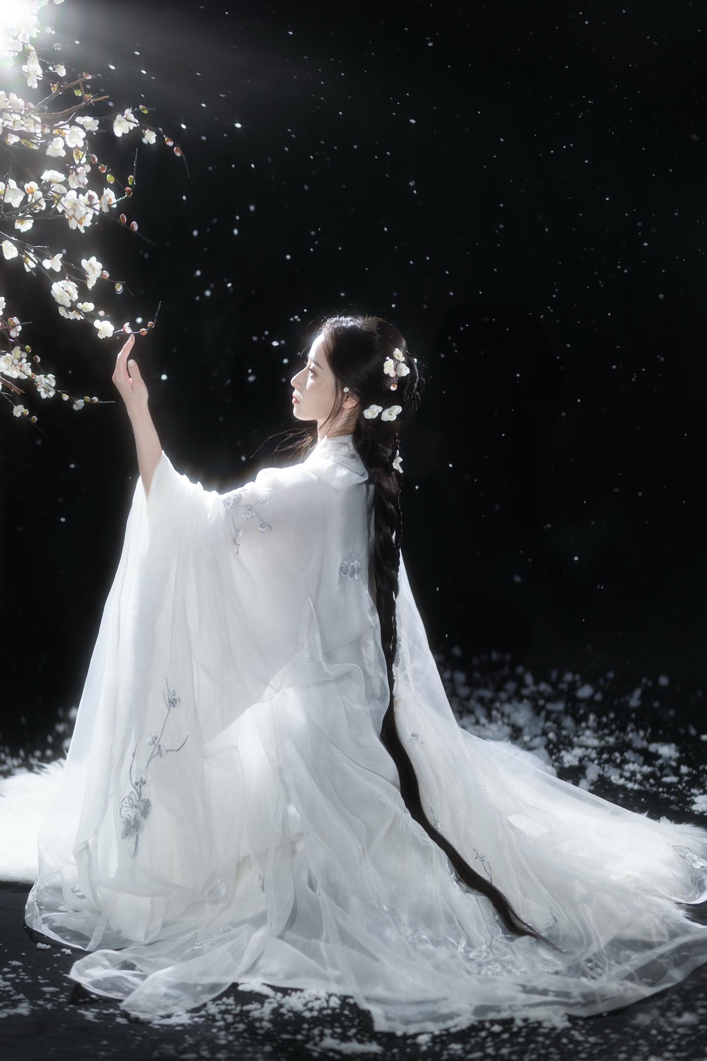 剑起刀割，却斩不断这因果。看天地之间皆漠漠