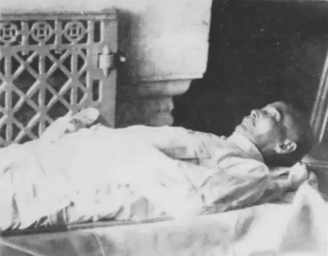 1925年春，孙中山先生病逝 北平 。弥留之际嘱托家人善待宋庆龄，留下＂我之所有