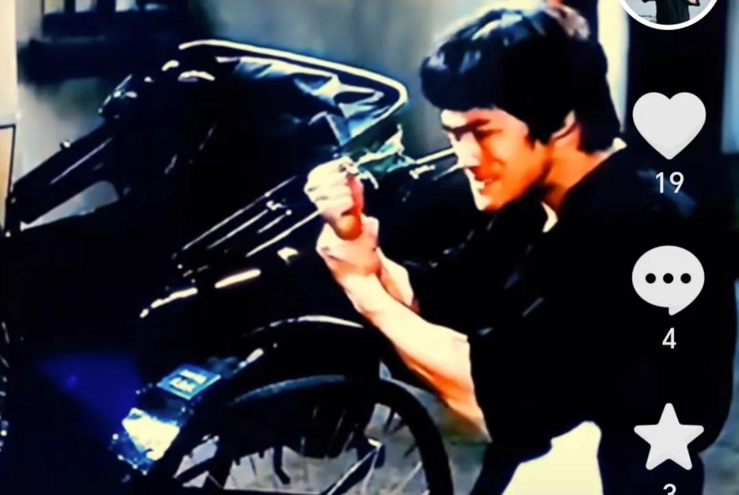 李小龙的武术贡献为什么伟大?

因为他把探索武术真谛当作生命与事业来追求，虽年纪
