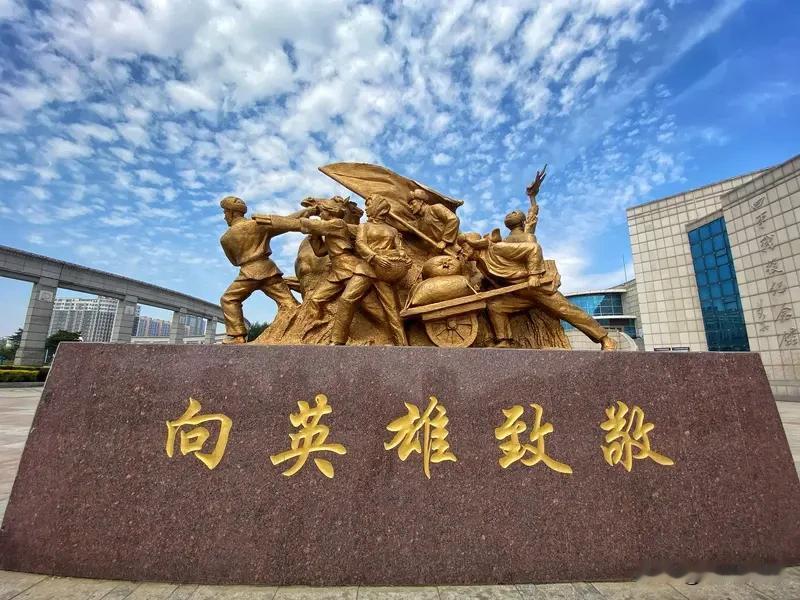 上联：浩气英风抒远志

下联：豪情壮志展雄心