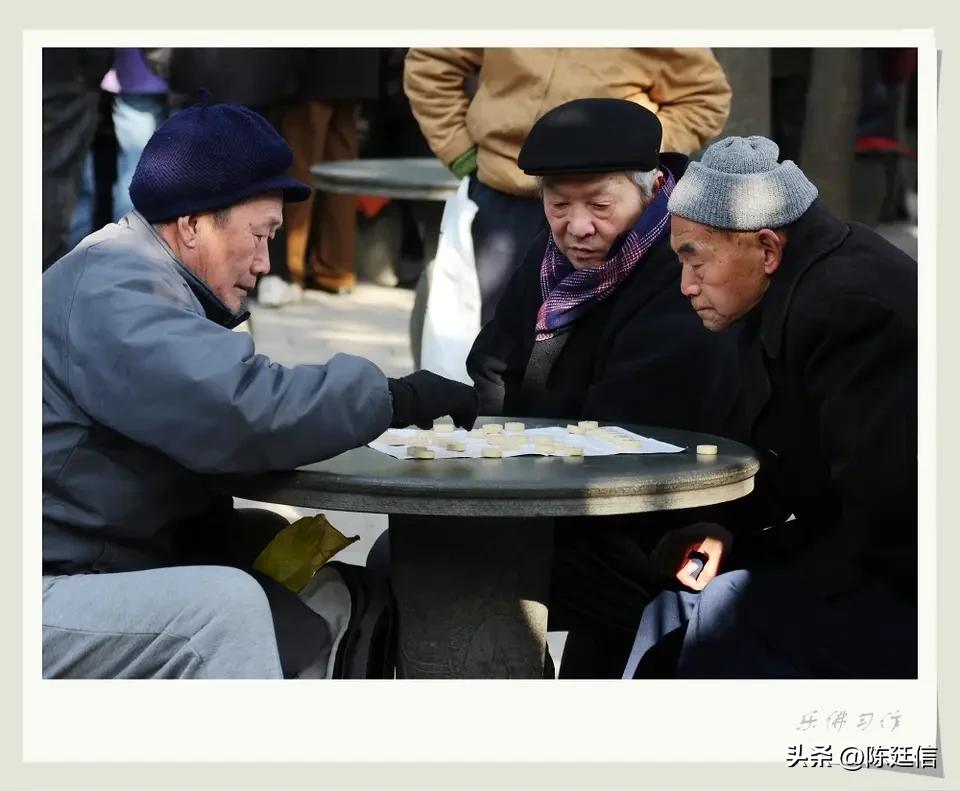 再者对于老人来说，有个兴趣爱好，对预防老年痴呆也有一定的好处。在我们这里，那些有