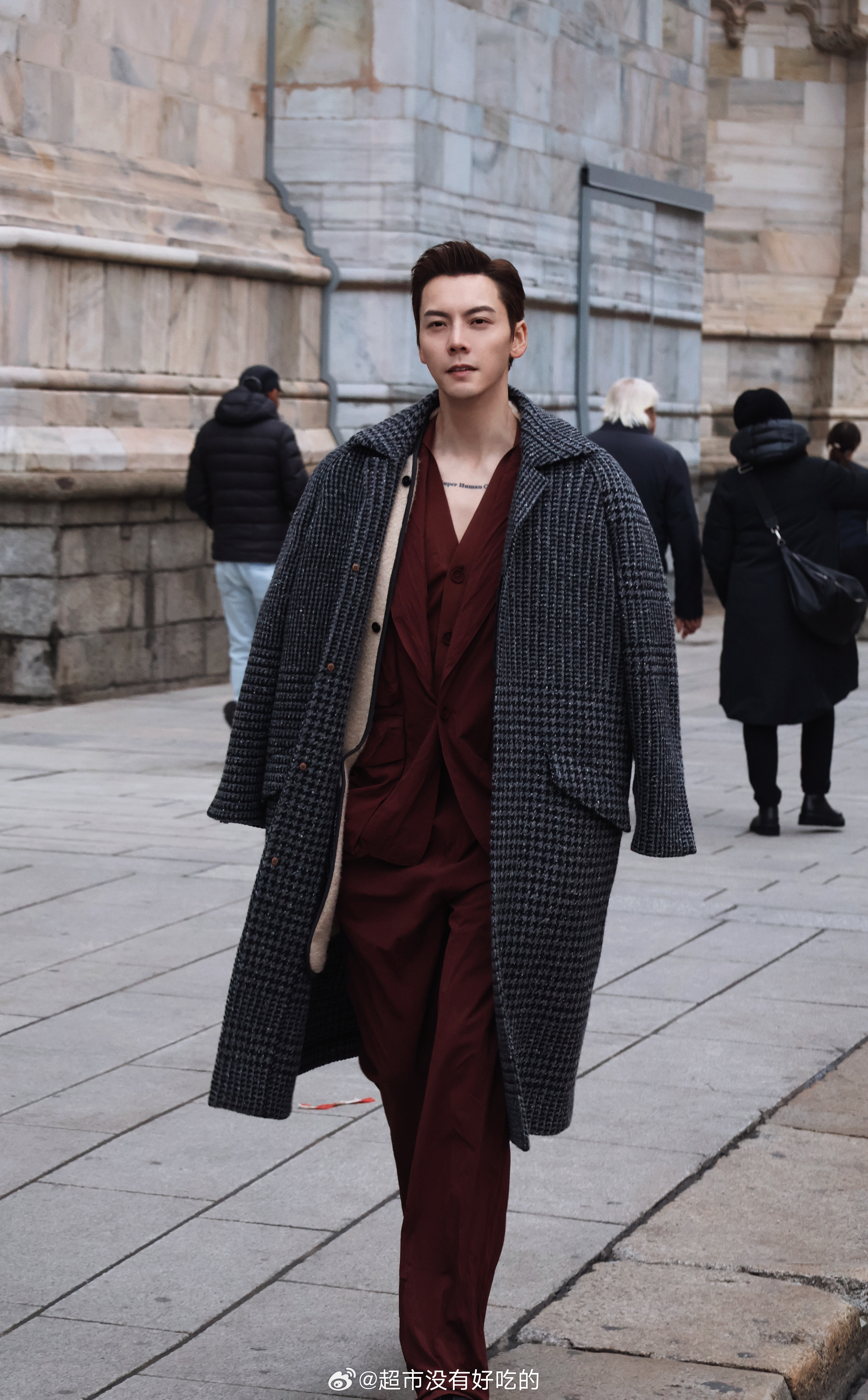 陈伟霆意大利米兰街拍，杰尼亚Zegna 深v西装搭大衣，造型矜贵时尚又霸气利落，