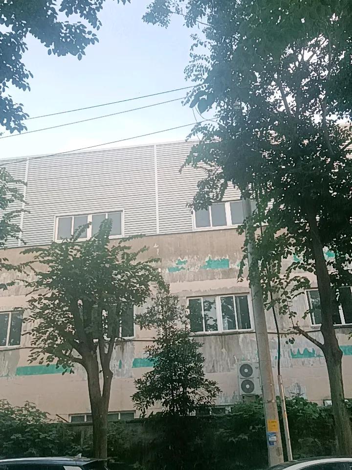 干工厂按天算工资，200块一天，每天上班8.5小时。
加班就按小时折算日薪，法定